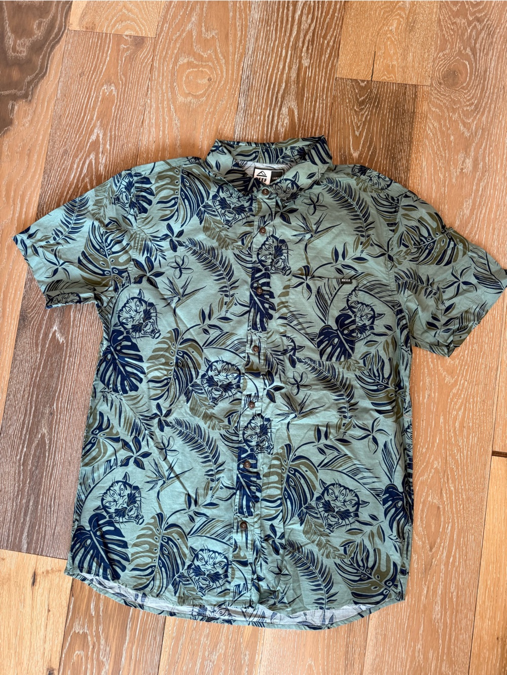 Reef mens button down shirt NWOT